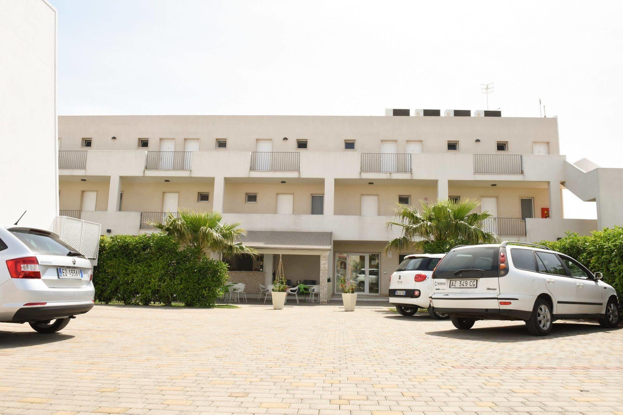 Donnosanto Residence Torre Santa Sabina Ngoại thất bức ảnh